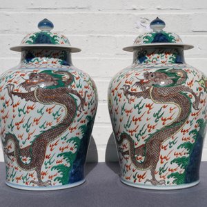 A pair of wucai-style vases and covers with dragons, Samson, Paris, 19th C — 照片 9