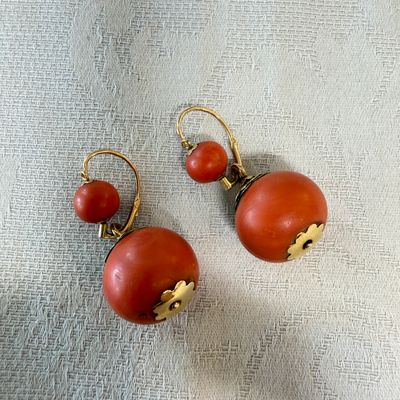 A pair of yellow gold and red coral dormeuse earrings — photo 1