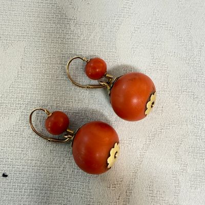A pair of yellow gold and red coral dormeuse earrings — photo 2