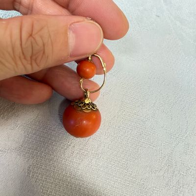 A pair of yellow gold and red coral dormeuse earrings — photo 3