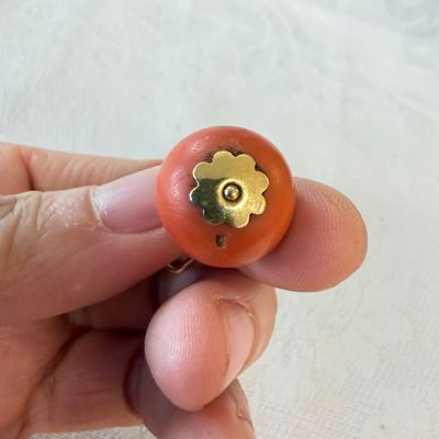 A pair of yellow gold and red coral dormeuse earrings — photo 5