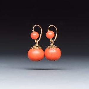 A pair of yellow gold and red coral dormeuse earrings — photo 1