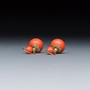 A pair of yellow gold and red coral dormeuse earrings — photo 2