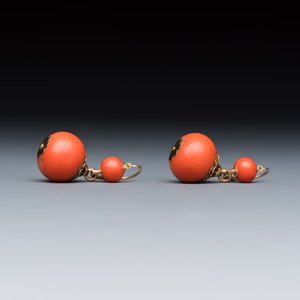 A pair of yellow gold and red coral dormeuse earrings — photo 4