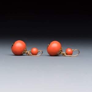 A pair of yellow gold and red coral dormeuse earrings — photo 5