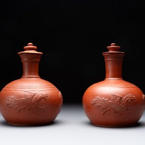 A pair of Yixing-style 'phoenix' bottle vases and covers, possibly England, 18th C. — photo 2