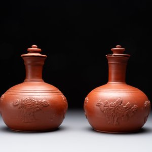 A pair of Yixing-style 'phoenix' bottle vases and covers, possibly England, 18th C. — photo 3