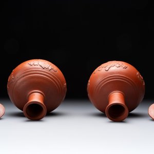A pair of Yixing-style 'phoenix' bottle vases and covers, possibly England, 18th C. — photo 4