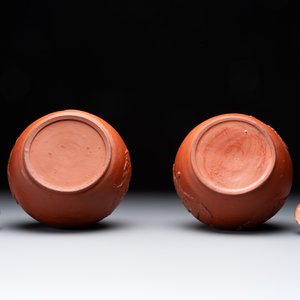 A pair of Yixing-style 'phoenix' bottle vases and covers, possibly England, 18th C. — photo 5