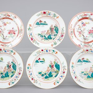 A pair of Yongzheng floral famille rose plates and a set of 4 Qianlong landscape plates, 18th C. — 照片 1