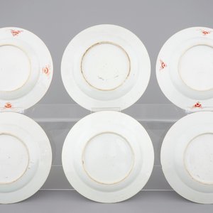 A pair of Yongzheng floral famille rose plates and a set of 4 Qianlong landscape plates, 18th C. — 照片 2