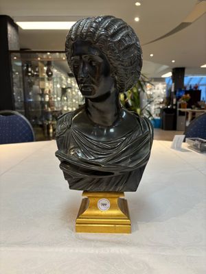 A parcel-gilt bronze bust of a Roman woman, possibly Livia Drusilla or Agrippina the Elder, France, Empire period, early 19th C. — 照片 1