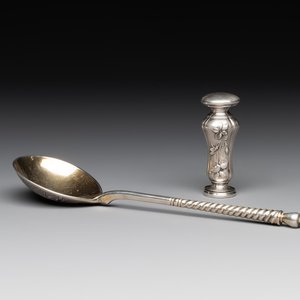 A parcel-gilt silver spoon and a 'C.J.K.' engraved seal stamp, Russia and possibly France, 19/20th C. — 照片 1