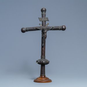 A partly gilded copper procession crucifix with Corpus Christi and Madonna with child, mounted with small Limoges enamel plaques, France, 15/16th C. — 照片 1