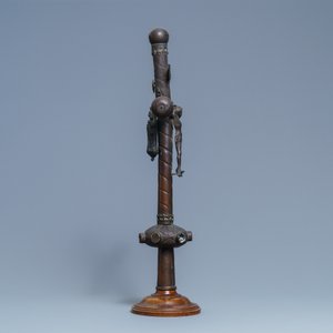 A partly gilded copper procession crucifix with Corpus Christi and Madonna with child, mounted with small Limoges enamel plaques, France, 15/16th C. — 照片 2