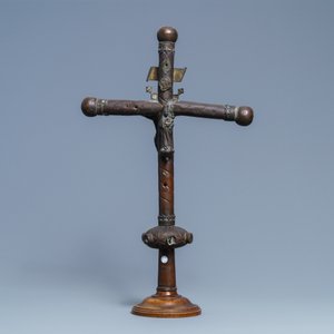 A partly gilded copper procession crucifix with Corpus Christi and Madonna with child, mounted with small Limoges enamel plaques, France, 15/16th C. — 照片 3