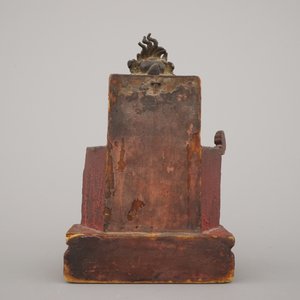 A partly gilt bronze model of a Guanyin, seated on a lacquered wood throne, Ming dynasty — 照片 3