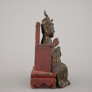 A partly gilt bronze model of a Guanyin, seated on a lacquered wood throne, Ming dynasty — 照片 4