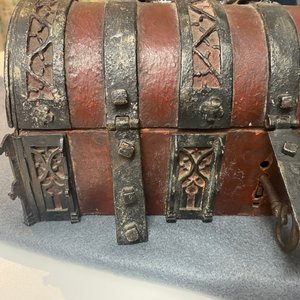 A partly red painted cast iron casket, France, 15th C. — photo 15