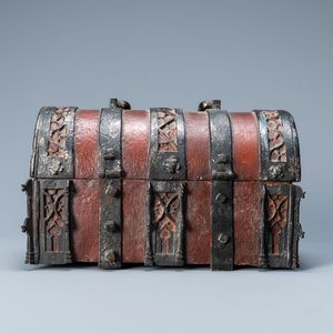 A partly red painted cast iron casket, France, 15th C. — photo 2