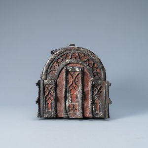 A partly red painted cast iron casket, France, 15th C. — photo 3