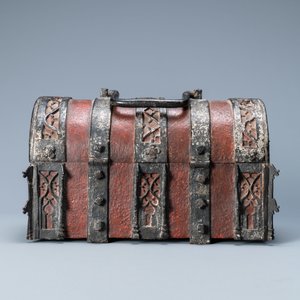 A partly red painted cast iron casket, France, 15th C. — photo 4