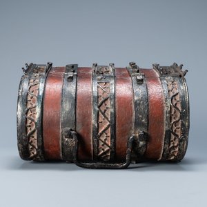 A partly red painted cast iron casket, France, 15th C. — photo 6