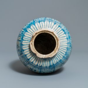 A Persian blue and white vase, a bowl and a dish, Syria and/or Iran, 18/19th C. — 照片 6