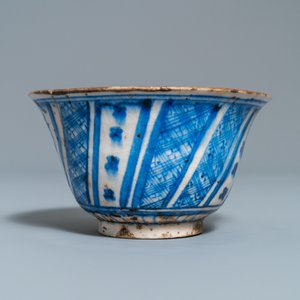 A Persian blue and white vase, a bowl and a dish, Syria and/or Iran, 18/19th C. — 照片 9