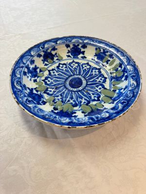 A Persian blue, white, and green glazed dish with stylised floral design, Safavid, 17/18th C. — photo 1