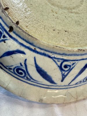 A Persian blue, white, and green glazed dish with stylised floral design, Safavid, 17/18th C. — photo 11
