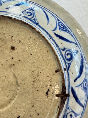 A Persian blue, white, and green glazed dish with stylised floral design, Safavid, 17/18th C. — photo 13