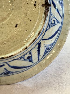 A Persian blue, white, and green glazed dish with stylised floral design, Safavid, 17/18th C. — photo 14