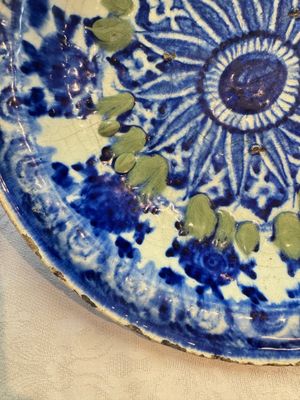 A Persian blue, white, and green glazed dish with stylised floral design, Safavid, 17/18th C. — photo 2