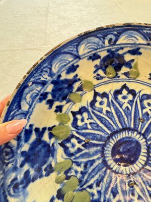 A Persian blue, white, and green glazed dish with stylised floral design, Safavid, 17/18th C. — photo 3