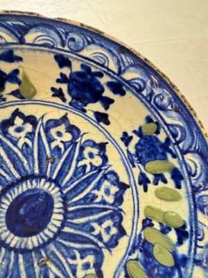 A Persian blue, white, and green glazed dish with stylised floral design, Safavid, 17/18th C. — photo 4
