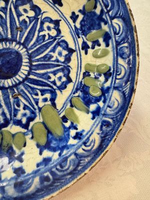 A Persian blue, white, and green glazed dish with stylised floral design, Safavid, 17/18th C. — photo 5