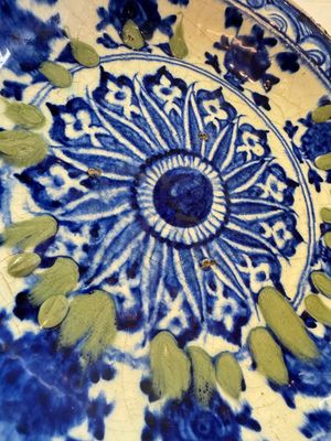 A Persian blue, white, and green glazed dish with stylised floral design, Safavid, 17/18th C. — photo 6