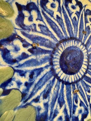 A Persian blue, white, and green glazed dish with stylised floral design, Safavid, 17/18th C. — photo 7