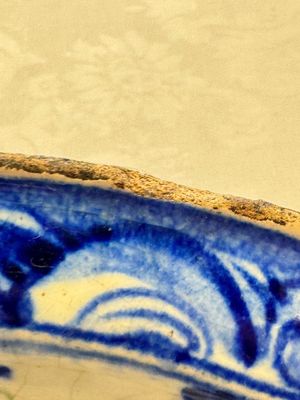 A Persian blue, white, and green glazed dish with stylised floral design, Safavid, 17/18th C. — photo 8