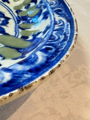 A Persian blue, white, and green glazed dish with stylised floral design, Safavid, 17/18th C. — photo 9