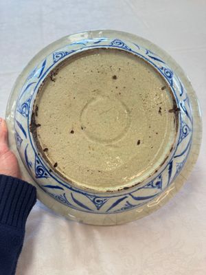 A Persian blue, white, and green glazed dish with stylised floral design, Safavid, 17/18th C. — photo 10