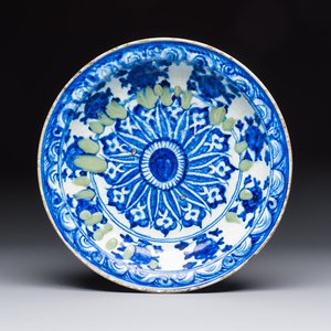 A Persian blue, white, and green glazed dish with stylised floral design, Safavid, 17/18th C. — photo 1
