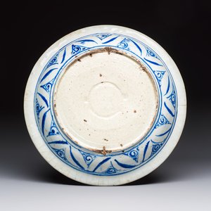 A Persian blue, white, and green glazed dish with stylised floral design, Safavid, 17/18th C. — photo 2