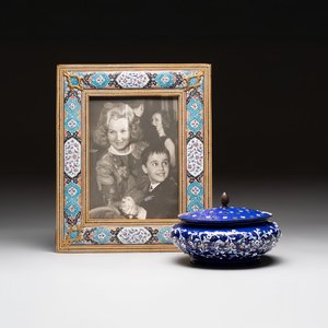A Persian enamel and bone-inlaid frame, and an enamel flower holder, 19/20th C. — foto 1