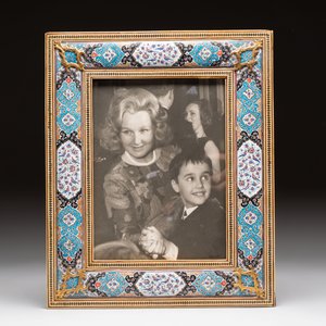 A Persian enamel and bone-inlaid frame, and an enamel flower holder, 19/20th C. — foto 2
