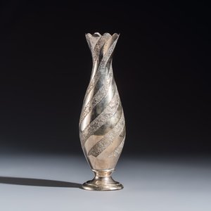 A Persian or Iranian silver vase with twisted floral design — 照片 1