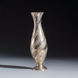 A Persian or Iranian silver vase with twisted floral design — 照片 2