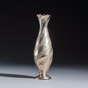 A Persian or Iranian silver vase with twisted floral design — 照片 3