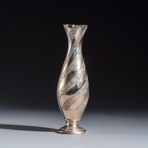A Persian or Iranian silver vase with twisted floral design — 照片 4